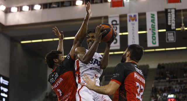 Las camisetas de baloncesto con mangas en la ACB: ¿Moda o necesidad?