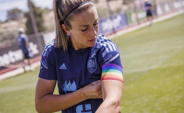 Alexia, con el brazalete en la Selección femenina.  RFEF