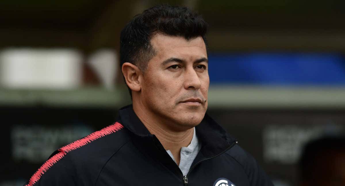 Almirón dirigiendo a Lanús
