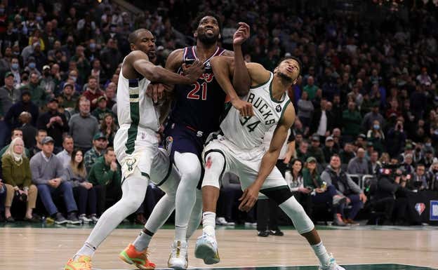 Ibaka y Antetokounmpo cierran a Embiid en un partido de los playoffs. GETTY IMAGES