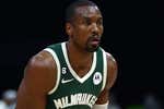Serge Ibaka, músculo veterano al servicio de Antetokounmpo