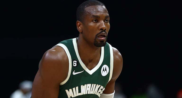Serge Ibaka en un partido de pretemporada con los Bucks.