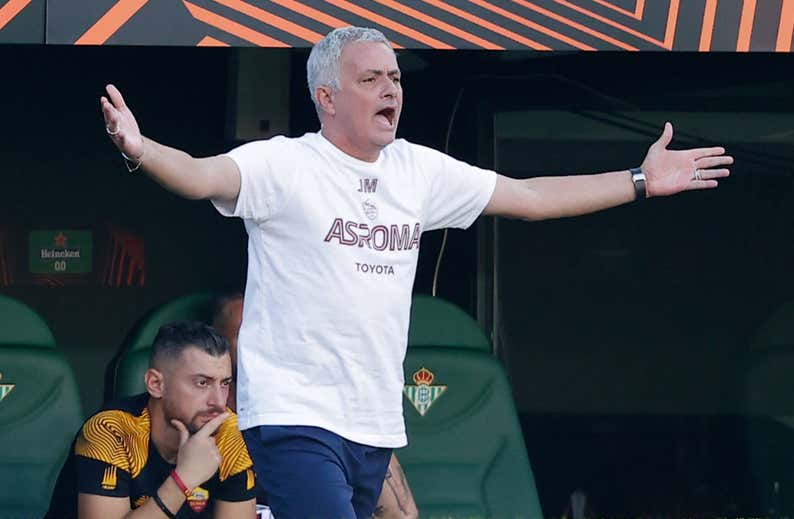 Mourinho, sobre la Europa League: «Van a llegar los tiburones fracasados de la Champions»