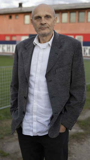 Spasic posa para Relevo, en Kragujevac.  Salvador Fenoll