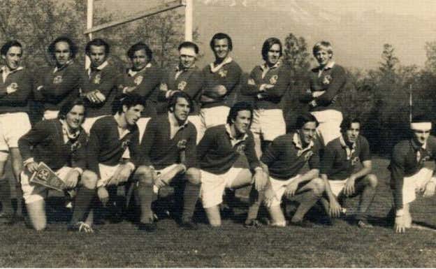 Foto histórica de 'Old Christians Club' contra 'Old Boys Club' en Chile en 1971 (mismo partido, un año antes del accidente). Parrado (segundo izq arriba), Canessa (abajo izq), Arturo Nogueira (segundo abajo izq, fallecido) , Guido Magri (abajo dercha, fallecido), Gastón Costemalle (arriba izq, fallecido), Marcelo Pérez (capitán del equipo, fallecido. Arriba tercero de la izq).  Archivo personal de Roberto Canessa.