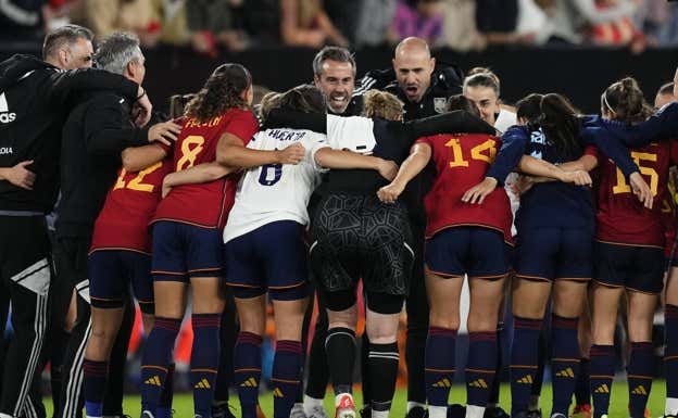 Vilda y las jugadoras tras ganar a Estados Unidos.  GETTY