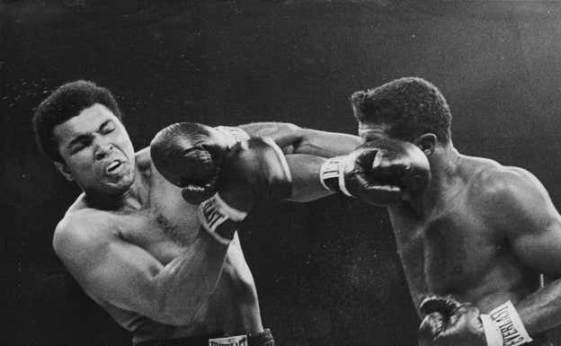 Muhammed Ali derrotó a Patterson en uno de los combates más significativos de la historia del boxeo. GETTY