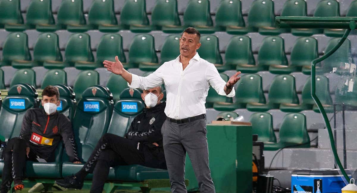 Almirón en uno de sus últimos partidos al frente del Elche.