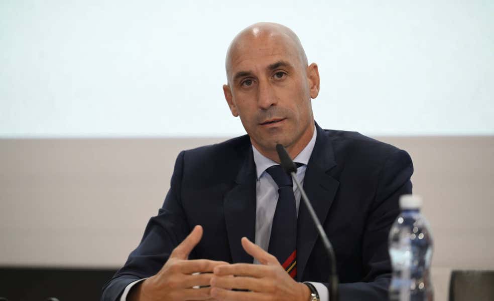 Un nuevo documento implica a Luis Rubiales en el espionaje a David Aganzo, según El Confidencial