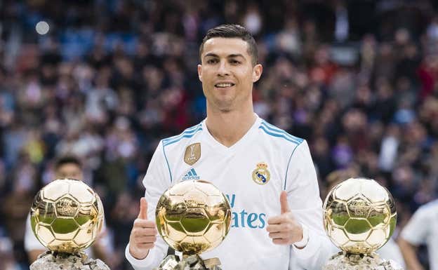 Cristiano Ronaldo posando con varios de sus Balones de Oro  GETTY
