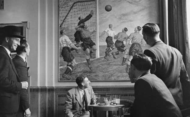 Harry Lowe, a la izquierda, junto a varios compañeros del Tottenham en una cafetería de Londres.  GETTY IMAGES