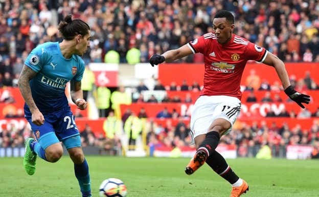 Martial y Bellerín, en un partido de la Premier. GETTY