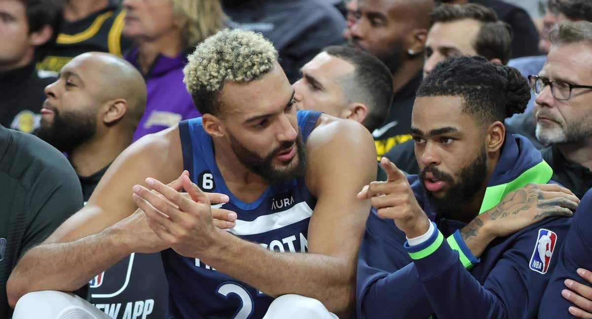 Rudy Gobert charla con D'Angelo Russell en el primer partido de pretemporada. /GETTY IMAGES