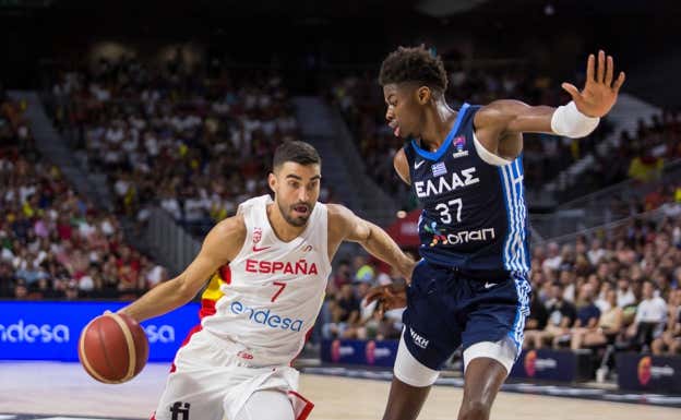 Jaime Fernández y Kostas Antetokounmpo durante el España-Grecia de preparación del Eurobasket.  GETTY IMAGES