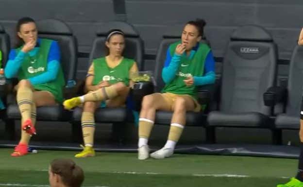 Aitana y Lucy Bronze comiendo uvas durante el Athletic-Barça.  DAZN