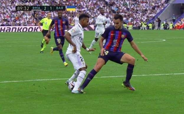 Penalti de Eric García a Rodrygo.  DAZN