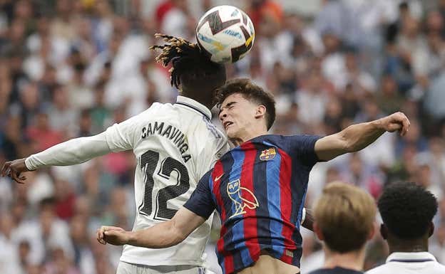 Gavi pelea por una pelota dividida con Camavinga durante el último Clásico.  GETTY IMAGES
