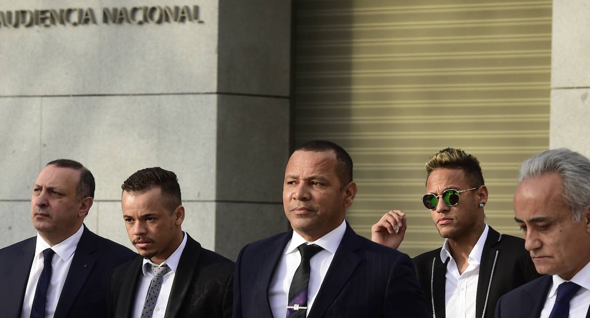 Neymar y su padre llegando a la Audiencia Nacional en 2016 para declarar sobre su contrato con el FC Barcelona.