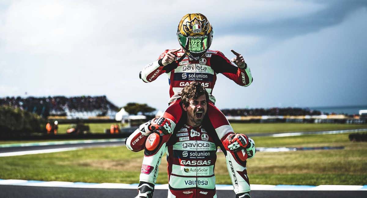 Nico Terol aúpa a Izan Guevara tras su título de Moto3. /GETTY
