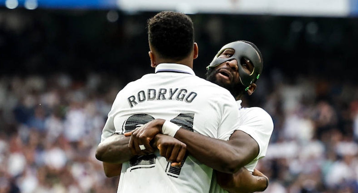 Rüdiger abraza a Rodrygo en el Clásico.