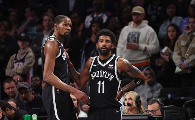 Kevin Durant y Kyrie Irving charlan durante un partido.  GETTY IMAGES