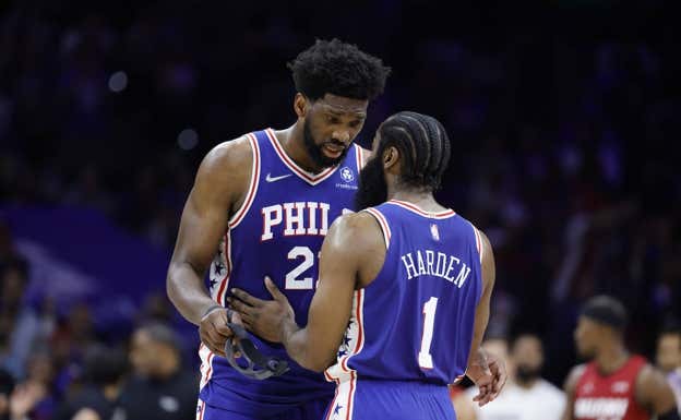 Joel Embiid y James Harden durante un partido de la pasdada temporada.  GETTY IMAGES