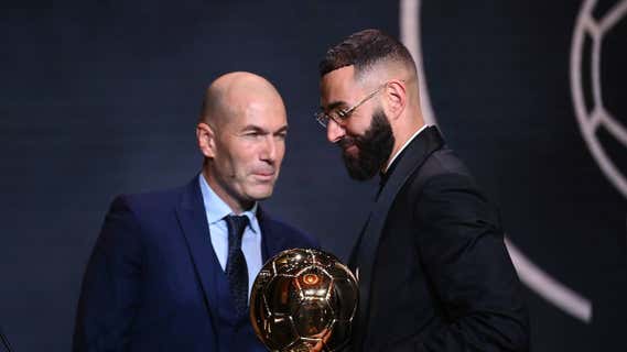 Zidane entregó el Balón de Oro a Benzema. /GETTY