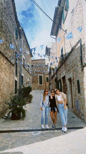 Nerea, Alba y Alexia, durante sus vacaciones en Mallorca.  Cedida por Nerea