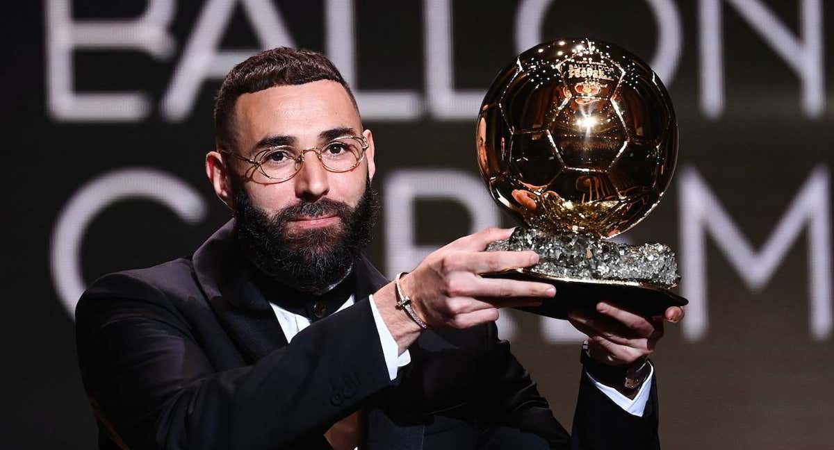Karim Benzema con su primer Balón de Oro./GETTY