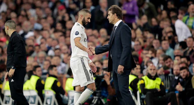 Benzema y Lopetegui se saludan en un partido con el Madrid.