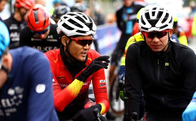 Los chinos Nazarbieke Bieken (izquierda) y Lyu Xianjing (derecha) en la salida de una etapa de la Arctic Race of Norway.  GETTY IMAGES