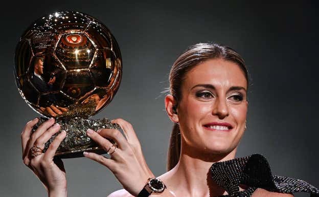 Alexia Putellas levantó ayer su segundo Balón de Oro.  Getty
