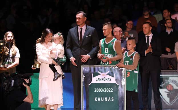 Jankunas y su familia, hoy en Kaunas.  GETTY