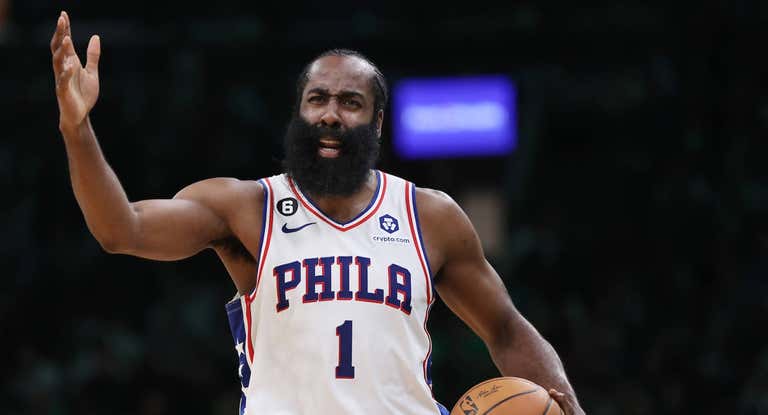 James Harden protesta una acción en el primer partido de la temporada de los Sixers.