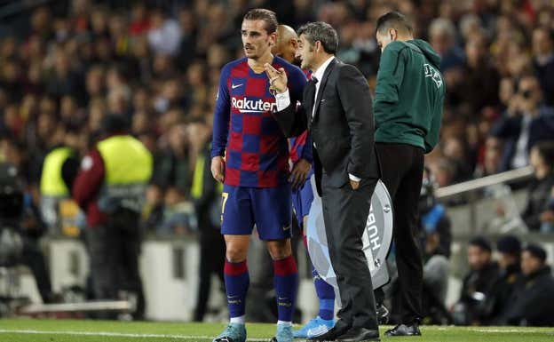 Griezmann y Valverde comparten sensaciones durante un encuentro.  GETTY