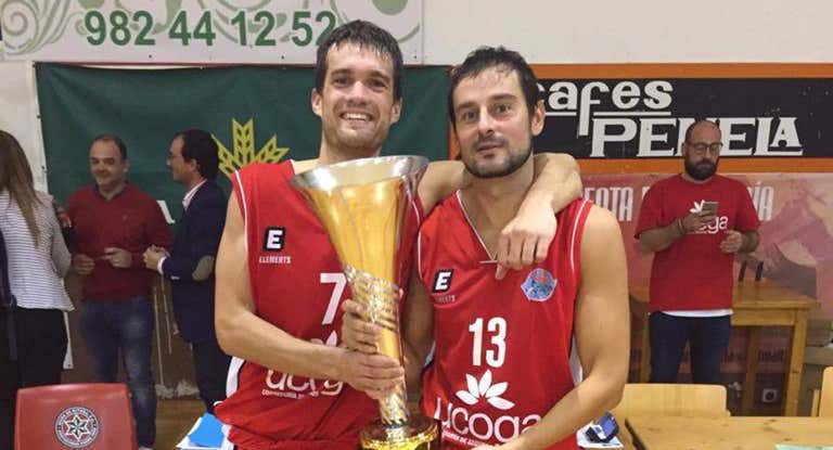 Rubén Pernas, con el 13 del Chantada, posa con la Copa Galicia junto a Adrià Baiget.