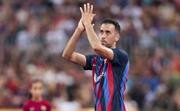 Busquets agradece el apoyo del Camp Nou durante un partido de esta temporada.  GETTY