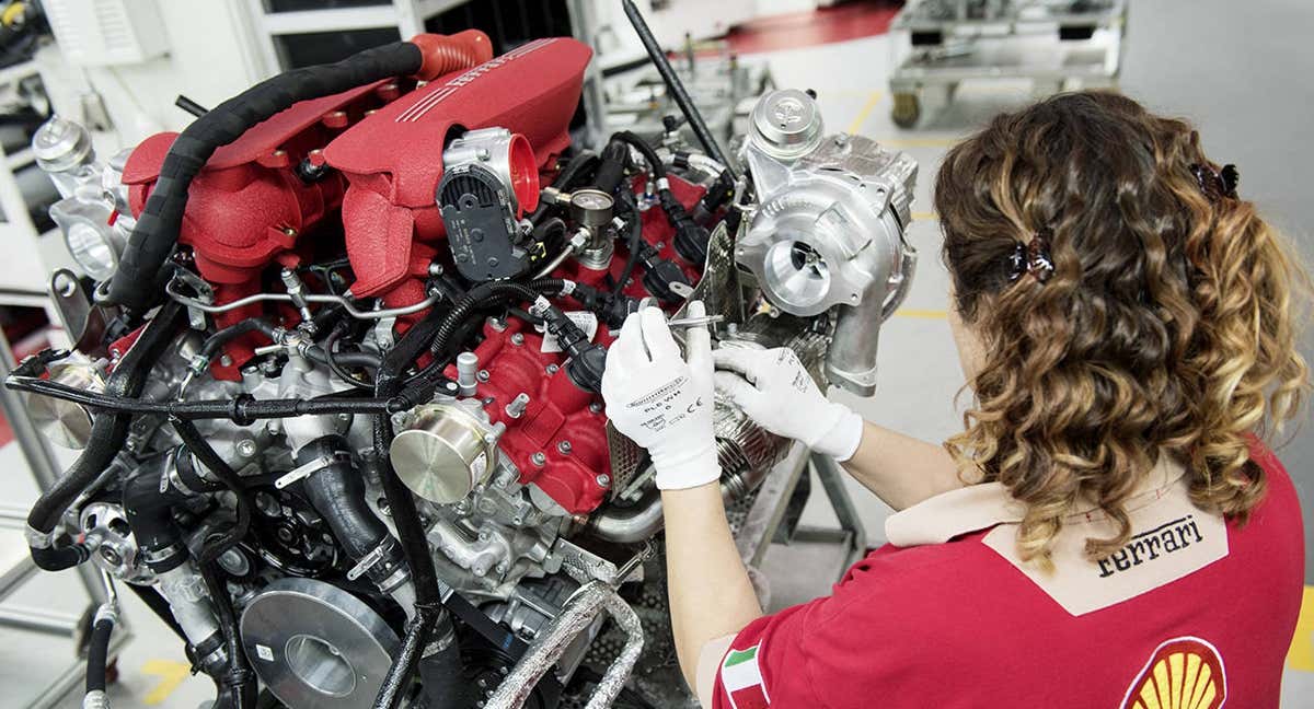Una trabajadora de Ferrari prepara un motor de Fórmula 1 en Maranello. /Ferrari