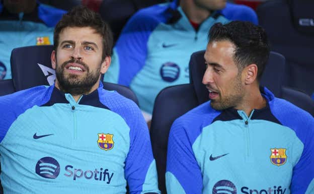 Gerard Piqué y Busquets, en el banquillo. GETTY