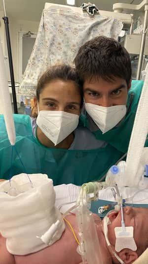 Lucía Villalón y Gonzalo Melero, en el hospital junto a Diego.