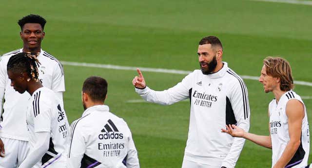 Benzema no acaba el entrenamiento pero entra en la lista de convocados