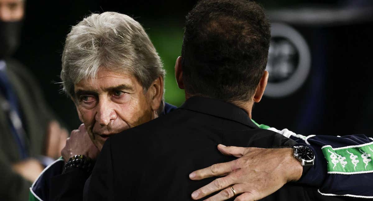 Manuel Pellegrini saluda a Diego Simeone en un partido de la pasada temporada./Getty