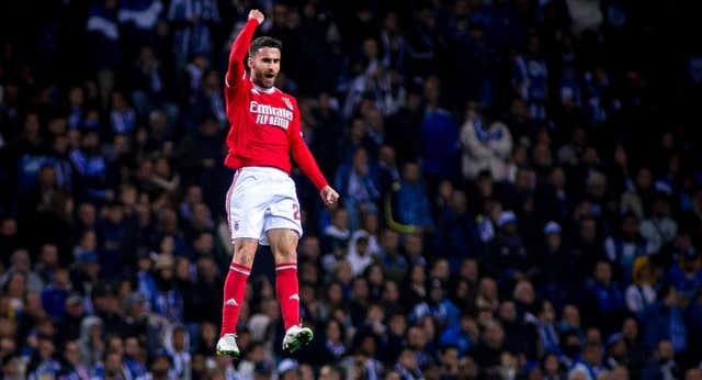 El Benfica va en serio: ya avisó al PSG y es líder de la liga