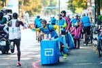 Los secretos del aguador de Kipchoge que dio la vuelta al mundo: «Sus botellas no tienen agua»