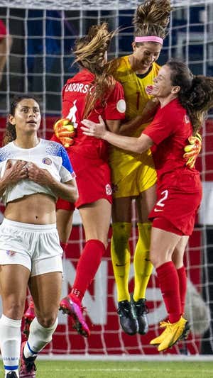 Stephanie Blanco celebra un gol con sus compañeras en el Premundial.  GETTY