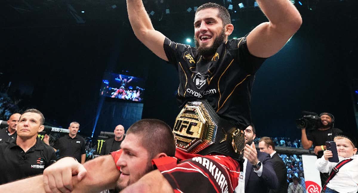 Islam Makhachev celebra su victoria en el UFC 280 junto con Khabib Nurmagomedov.