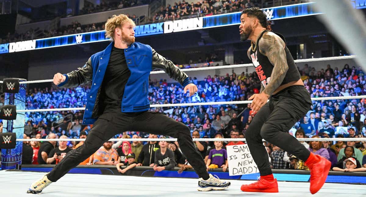 Logan Paul golpea a Jey Uso durante SmackDown./WWE