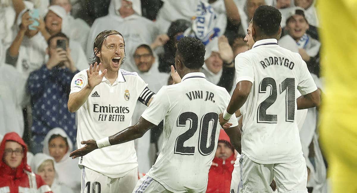 Modric celebra con Vinicius el primer gol del partido. /GETTY