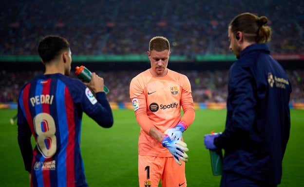 Pedri y Ter Stegen, aprovechando un descanso para hidratarse. GETTY