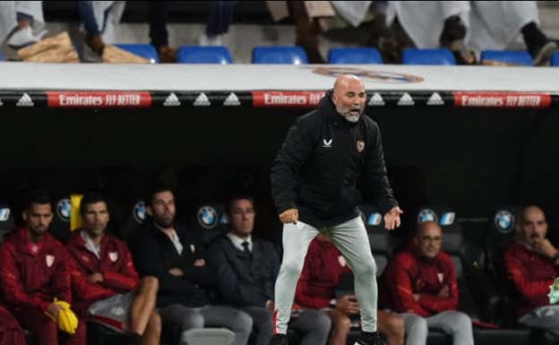 Sampaoli no paró de dar instrucciones desde la banda del Bernabéu.  GETTY